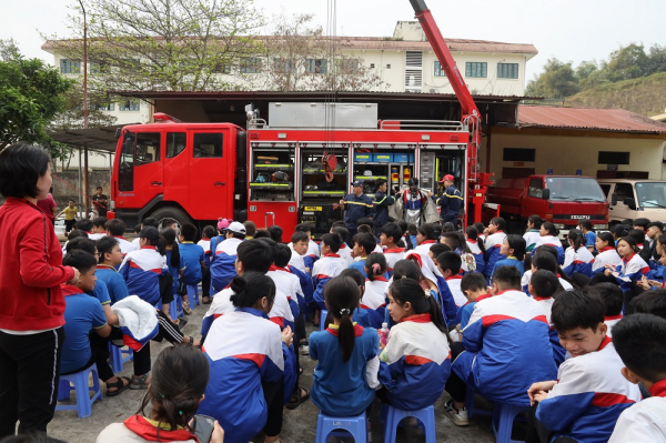 Học sinh thành phố Lào Cai  trải nghiệm các hoạt động Cảnh sát PCCC và CNCH  -0