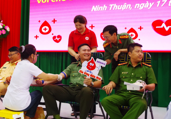143 CBCS Công an tỉnh Ninh Thuận tình nguyện hiến 113 đơn vị máu -0