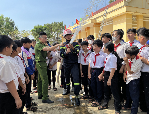 Công an Đắk Nông tổ chức chương trình trải nghiệm, thực hành chữa cháy vàCNCH tại các trường học -0