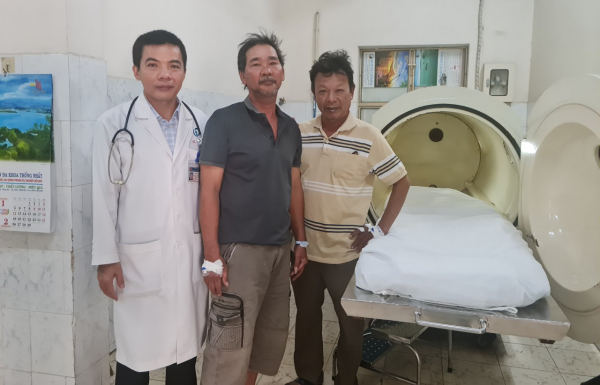 Hai người đàn ông bán vé số ngất lịm do ngủ trưa gần máy phát điện -0