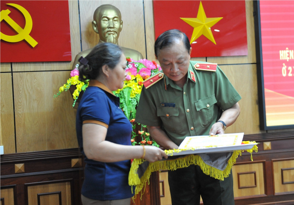 Xúc động lễ tiếp nhận hiện vật gia đình các liệt sỹ hy sinh trong vụ khủng bố ở Đắk Lắk -0