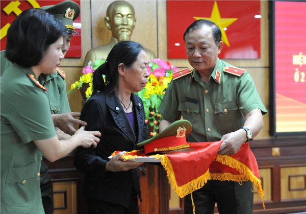 Xúc động lễ tiếp nhận hiện vật gia đình các liệt sỹ hy sinh trong vụ khủng bố ở Đắk Lắk -0