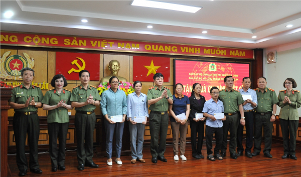 Xúc động lễ tiếp nhận hiện vật gia đình các liệt sỹ hy sinh trong vụ khủng bố ở Đắk Lắk -0