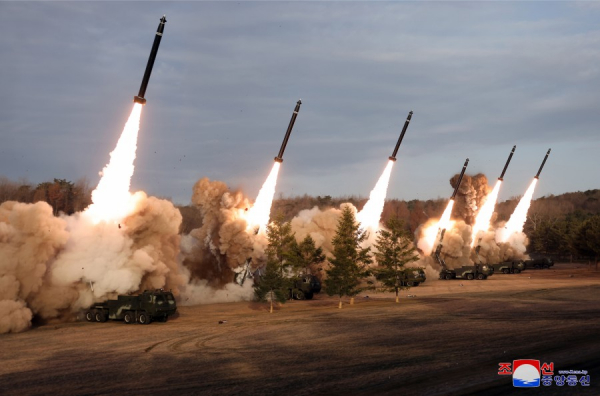 Chủ tịch Triều Tiên Kim Jong-un chỉ huy diễn tập pháo phản lực siêu lớn -0