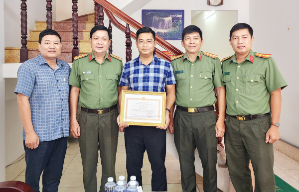 PV Báo CAND được khen thưởng vì có thành tích xuất sắc trong phong trào TDBV ANTQ trên quê hương Đồng Khởi -0