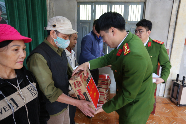 Cảnh sát bảo vệ mục tiêu về Tuyên Quang tặng nhà đồng đội, sẻ chia khó khăn với đồng bào -0