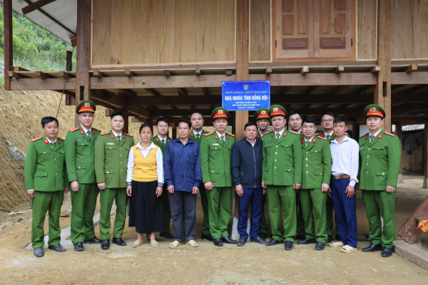 Cảnh sát bảo vệ mục tiêu về Tuyên Quang tặng nhà đồng đội, sẻ chia khó khăn với đồng bào -1