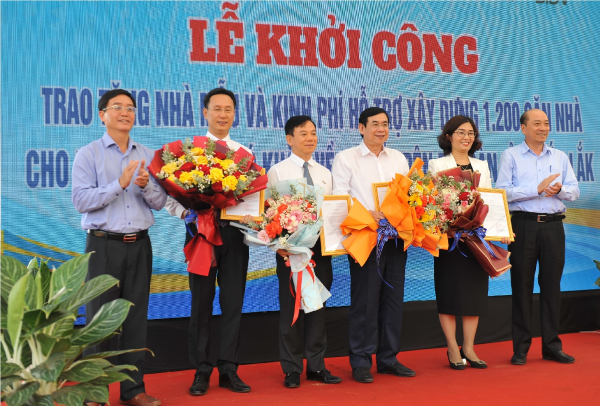 Trao tặng nhà mẫu và kinh phí hỗ trợ xây dựng 1.200 ngôi nhà cho các hộ nghèo trên địa bàn tỉnh Đắk Lắk -0