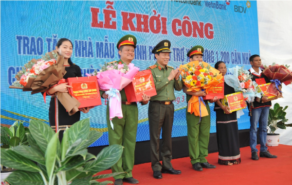 Trao tặng nhà mẫu và kinh phí hỗ trợ xây dựng 1.200 ngôi nhà cho các hộ nghèo trên địa bàn tỉnh Đắk Lắk -0
