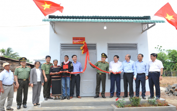 Trao tặng nhà mẫu và kinh phí hỗ trợ xây dựng 1.200 ngôi nhà cho các hộ nghèo trên địa bàn tỉnh Đắk Lắk -1