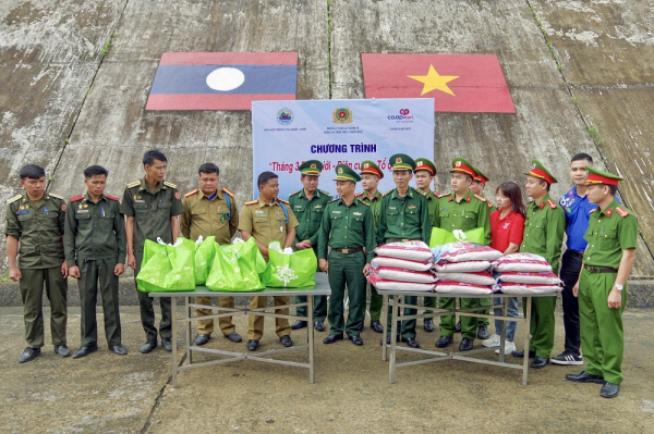 Trao tặng quà cho Công an xã và người dân ở biên giới Việt – Lào -0