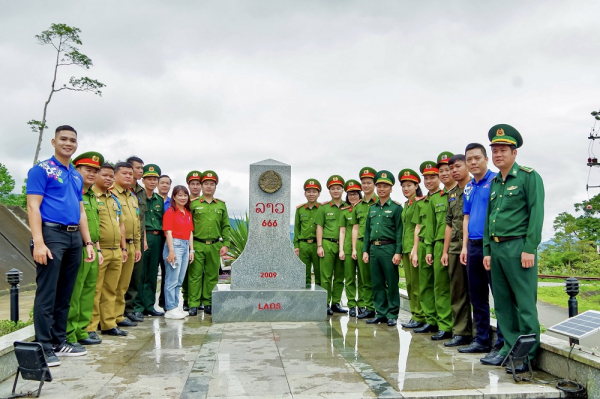 Trao tặng quà cho Công an xã và người dân ở biên giới Việt – Lào -0