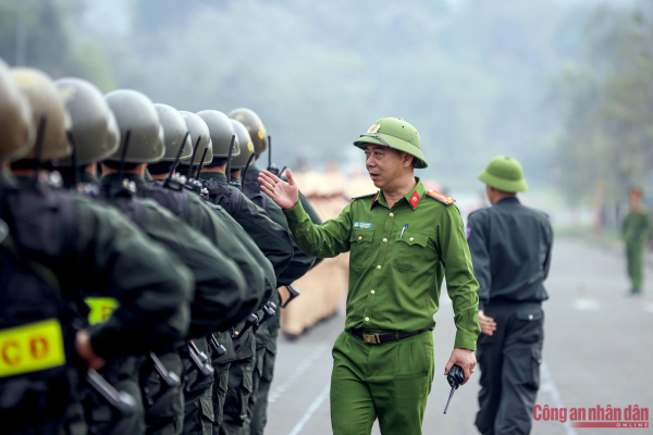 Xem các khối CAND huấn luyện diễu binh phục vụ Lễ kỷ niệm 70 năm Chiến thắng Điện Biên Phủ -0