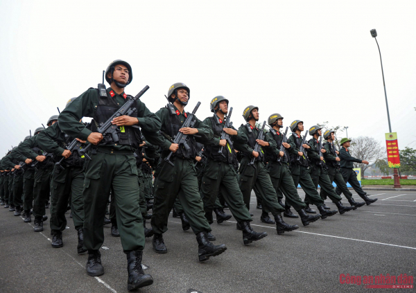 Xem các khối CAND huấn luyện diễu binh phục vụ Lễ kỷ niệm 70 năm Chiến thắng Điện Biên Phủ -3