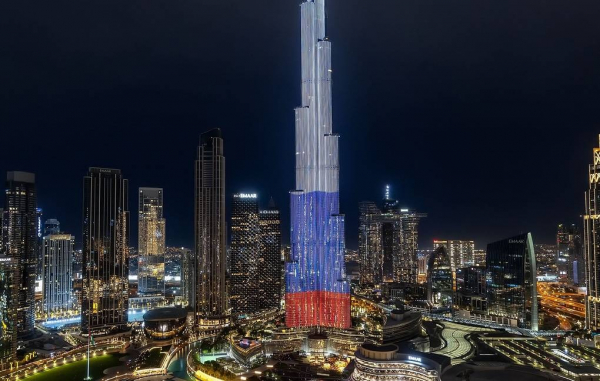 Cờ Nga được thắp sáng trên tòa nhà cao nhất thế giới  -0