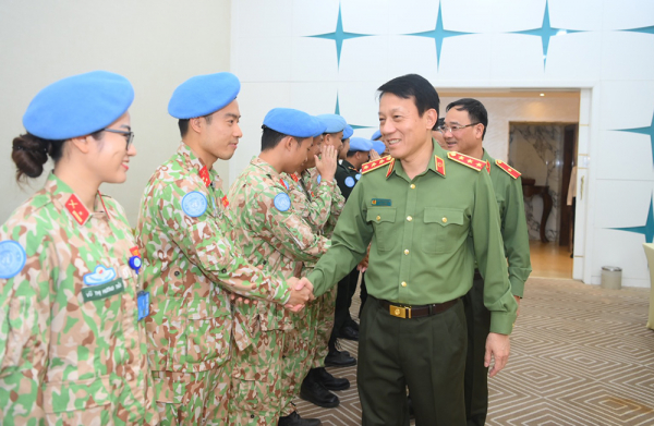 Thứ trưởng Lương Tam Quang làm việc với các sĩ quan Công an, Quân đội Việt Nam tại Nam Sudan -1
