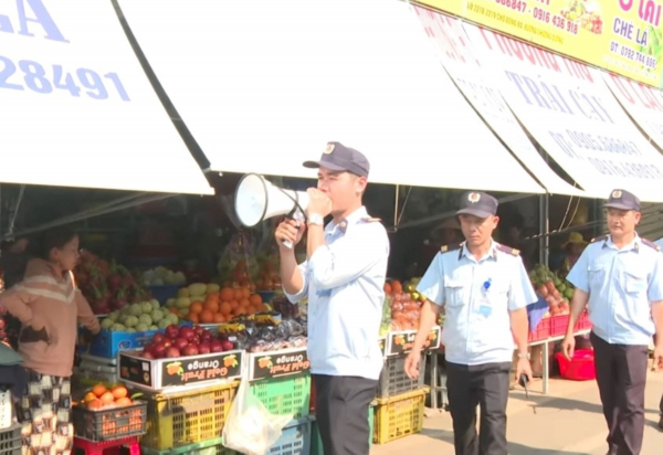 Những người góp phần đảm bảo ANTT ở ngôi chợ nổi tiếng xứ Huế -0
