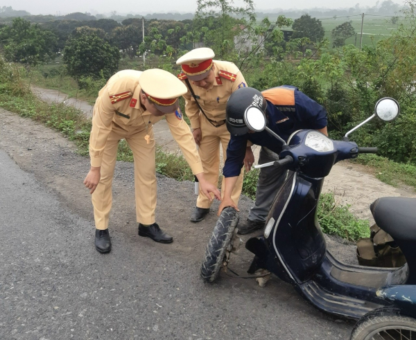 CSGT Hà Nam giúp nam công nhân gặp nạn, gãy trục xe máy trên đường tìm cửa hàng và góp tiền giúp sửa xe -0