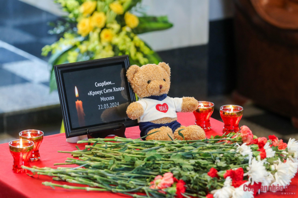 Phó Thủ tướng Trần Hồng Hà viếng và ghi sổ tang chia buồn tại Đại sứ quán Nga -0