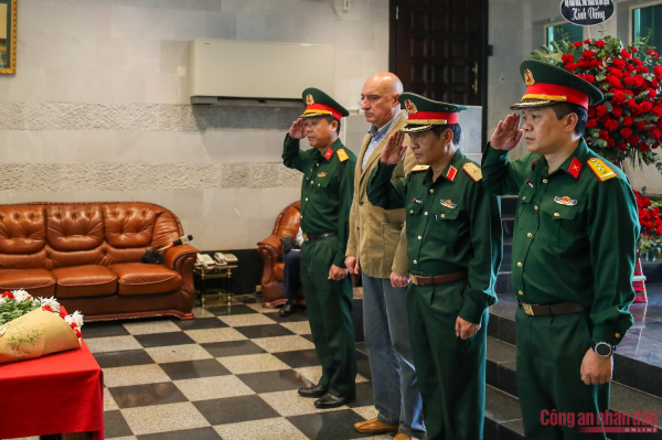 Phó Thủ tướng Trần Hồng Hà viếng và ghi sổ tang chia buồn tại Đại sứ quán Nga -0