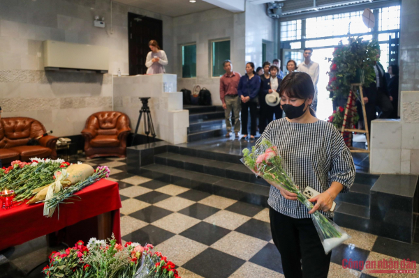 Phó Thủ tướng Trần Hồng Hà viếng và ghi sổ tang chia buồn tại Đại sứ quán Nga -1