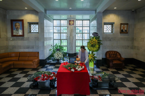 Phó Thủ tướng Trần Hồng Hà viếng và ghi sổ tang chia buồn tại Đại sứ quán Nga -1