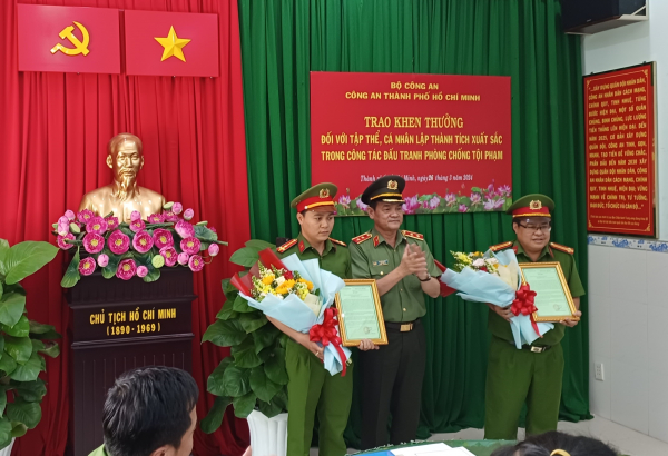 Công an TP Hồ Chí Minh khen thưởng Công an quận Bình Tân phá chuyên án ma túy xuất sắc -0