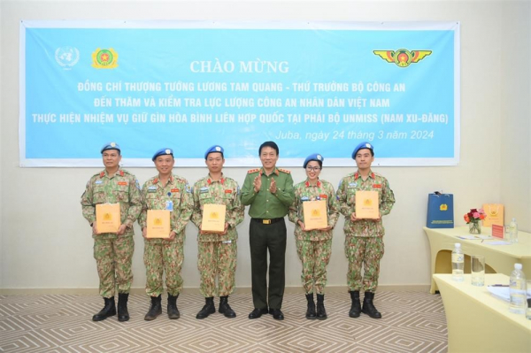 Deputy Minister Luong Tam Quang visits Vietnamese peacekeepers in UNMISS -0