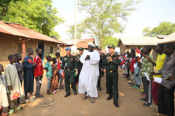 Deputy Minister Luong Tam Quang visits orphanage center in Republic of South Sudan. -0