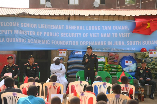 Deputy Minister Luong Tam Quang visits orphanage center in Republic of South Sudan. -0