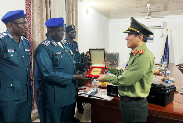 Thứ trưởng Lương Tam Quang làm việc với Tổng Tư lệnh Cảnh sát Nam Sudan -1