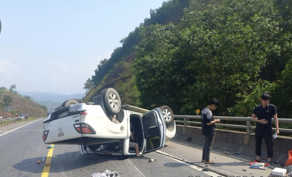Xe bán tải lật trên cao tốc La Sơn – Túy Loan, 2 người bị thương -0