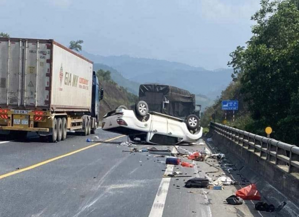 Xe bán tải lật trên cao tốc La Sơn – Túy Loan, 2 người bị thương -0
