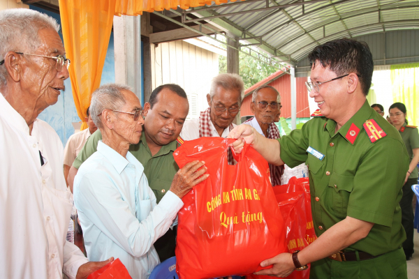 Khám, phát thuốc miễn phí và tặng quà người dân có hoàn cảnh khó khăn tại Campuchia -0