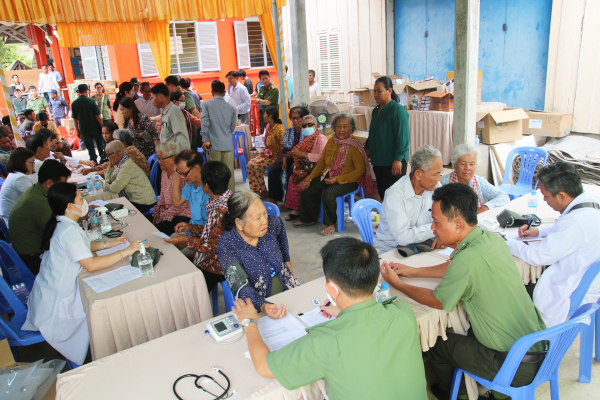 Khám, phát thuốc miễn phí và tặng quà người dân có hoàn cảnh khó khăn tại Campuchia -1