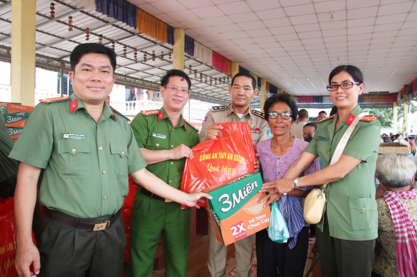 Khám, phát thuốc miễn phí và tặng quà người dân có hoàn cảnh khó khăn tại Campuchia -0