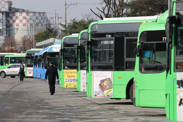 Tài xế xe buýt Hàn Quốc đình công vì mâu thuẫn tiền lương -0