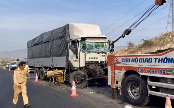 Tài xế xe tải tử vong sau va chạm với xe đầu kéo trên cao tốc Vĩnh Hảo - Phan Thiết -0
