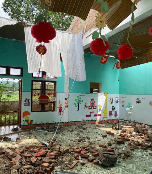 Công an Hương Sơn giúp dân khắc phục thiệt hại do lốc xoáy gây ra -0