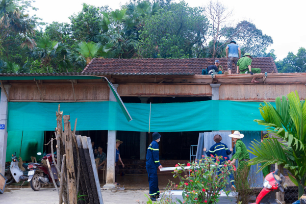 Công an Hương Sơn giúp dân khắc phục thiệt hại do lốc xoáy gây ra -1