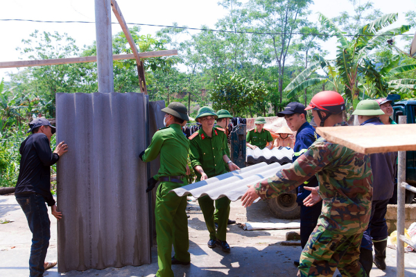 Công an Hương Sơn giúp dân khắc phục thiệt hại do lốc xoáy gây ra -2