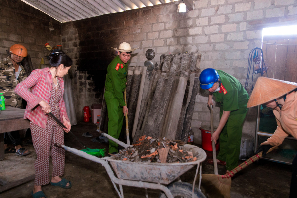 Công an Hương Sơn giúp dân khắc phục thiệt hại do lốc xoáy gây ra -4