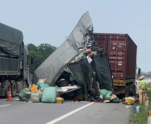 Xe tải biến dạng sau va chạm với xe đầu kéo trên cao tốc Cam Lộ - La Sơn  -0