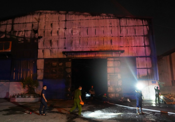 Hỏa hoạn thiêu rụi nhà máy sản xuất nệm trong Khu công nghiệp Hòa Khánh -0