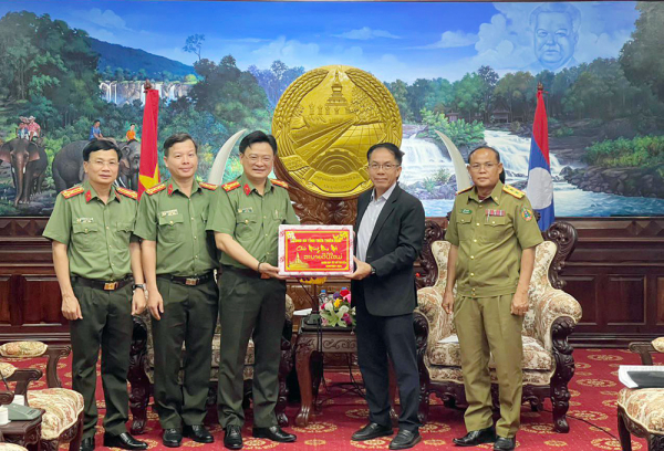 Công an tỉnh Thừa Thiên Huế thăm, chúc Tết Bunpimay Lào -0
