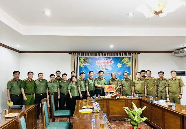 Đoàn công tác Công an tỉnh Thừa Thiên Huế thăm, chúc Tết Bunpimay Lào  -0