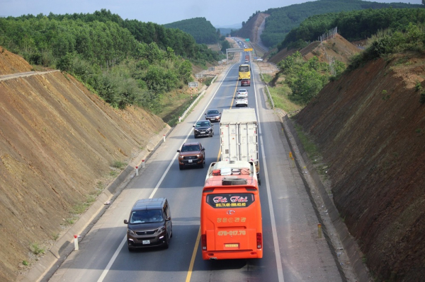 Chính thức có quyết định phân luồng giao thông trên cao tốc Cam Lộ - La Sơn -0