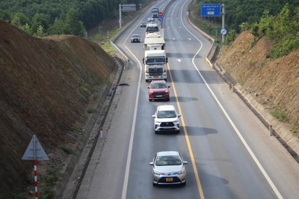 Chính thức có quyết định phân luồng giao thông trên cao tốc Cam Lộ - La Sơn -0