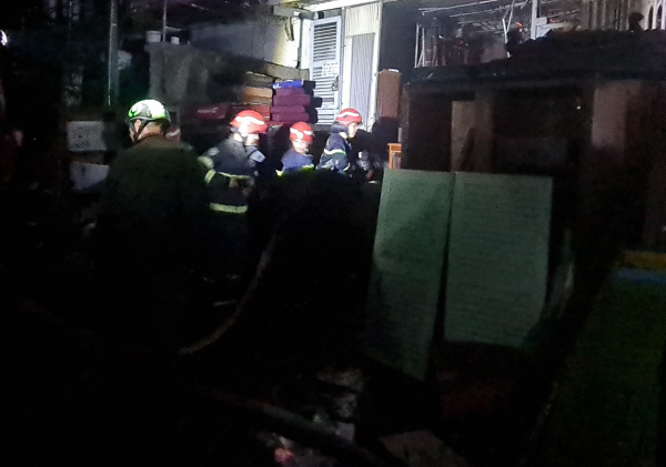 Cảnh sát chữa cháy nỗ lực ngăn đám cháy lan sang hàng chục căn nhà ven Kênh Đôi -3