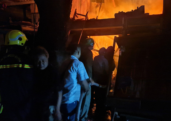 Cảnh sát chữa cháy nỗ lực ngăn đám cháy lan sang hàng chục căn nhà ven Kênh Đôi -4